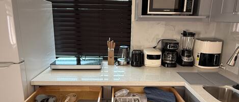 Cafetera y tetera, refrigerador, microondas y parrilla de estufa