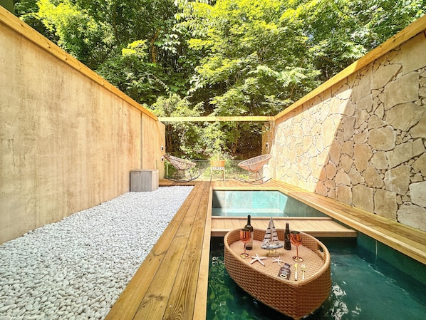 A spa area with a wooden deck, a small pool, and a seating area with a wicker chair. - FloatingWhale Seorak dokjeok Falls Stay (Inje)