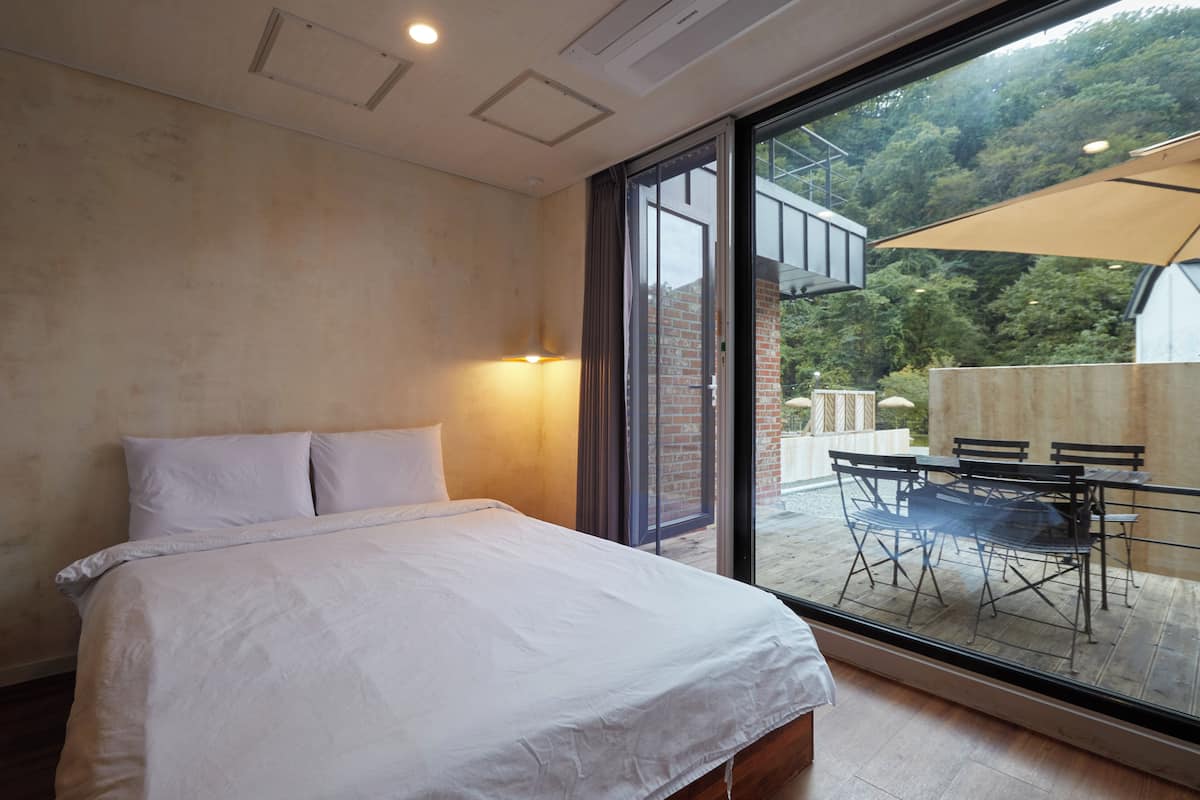 Forest shower | Edredons de pluma, cortinas blackout, Wi-Fi de cortesia