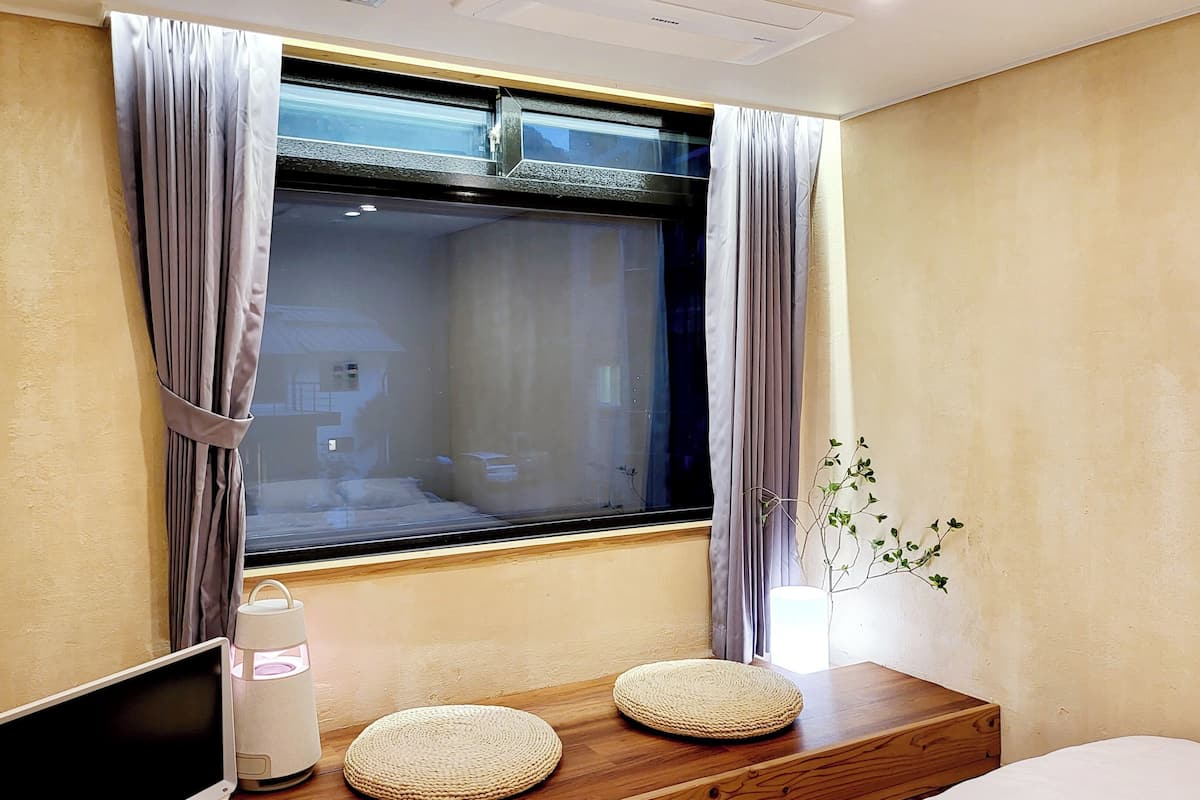 Edredons de pluma, cortinas blackout, Wi-Fi de cortesia