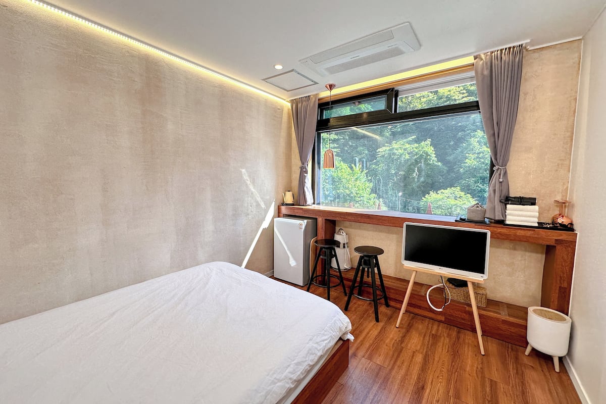 9. Illusion Forest Vacation | Edredons de pluma, cortinas blackout, Wi-Fi de cortesia