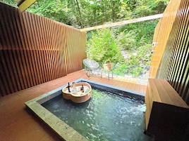 Forest shower | Private spa tub