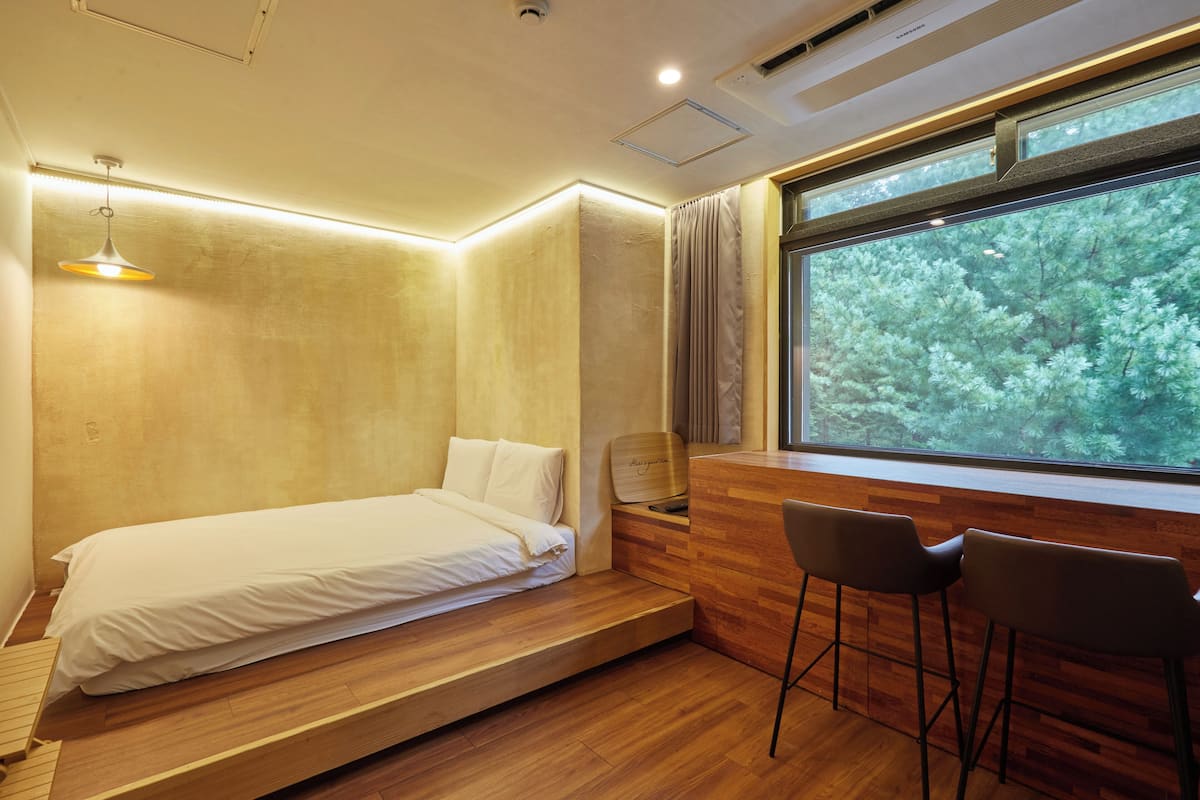 7. Illusion Forest Vacation | Edredons de pluma, cortinas blackout, Wi-Fi de cortesia