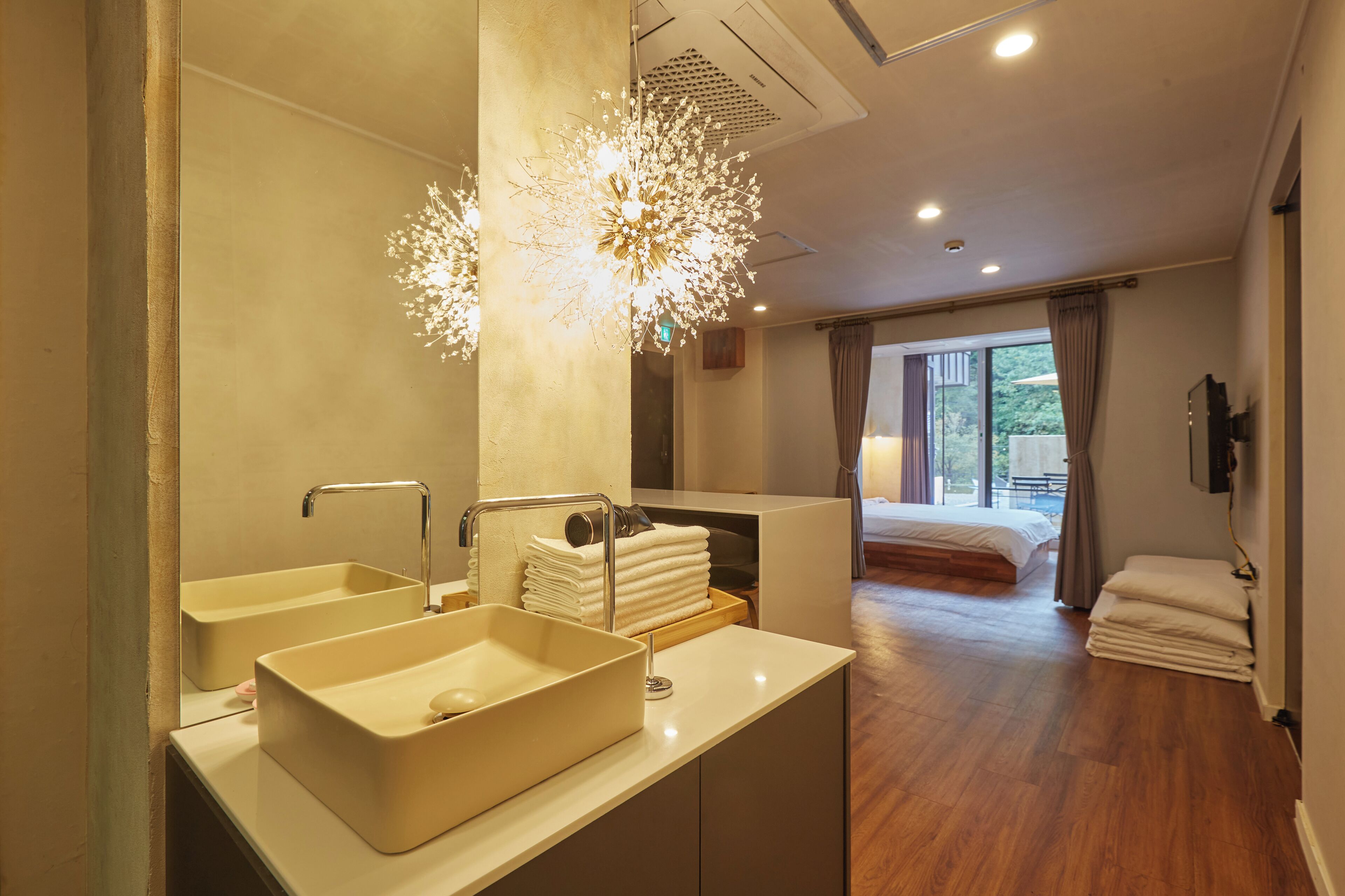 Forest shower | Bathroom | Towels, shampoo, toilet paper