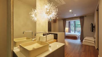 Forest shower | Bathroom | Towels, shampoo, toilet paper