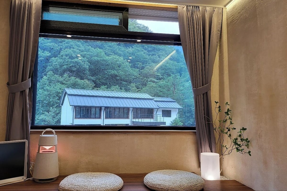 2. Illusion Forest Vacation | Edredons de pluma, cortinas blackout, Wi-Fi de cortesia