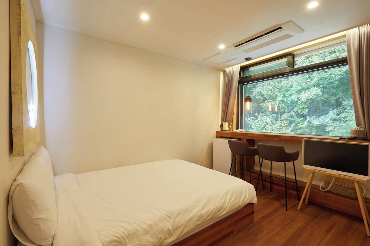 5. Illusion Forest Vacation | Edredons de pluma, cortinas blackout, Wi-Fi de cortesia