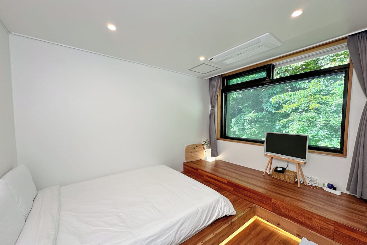 6. Illusion Forest Vacation | Edredons de pluma, cortinas blackout, Wi-Fi de cortesia