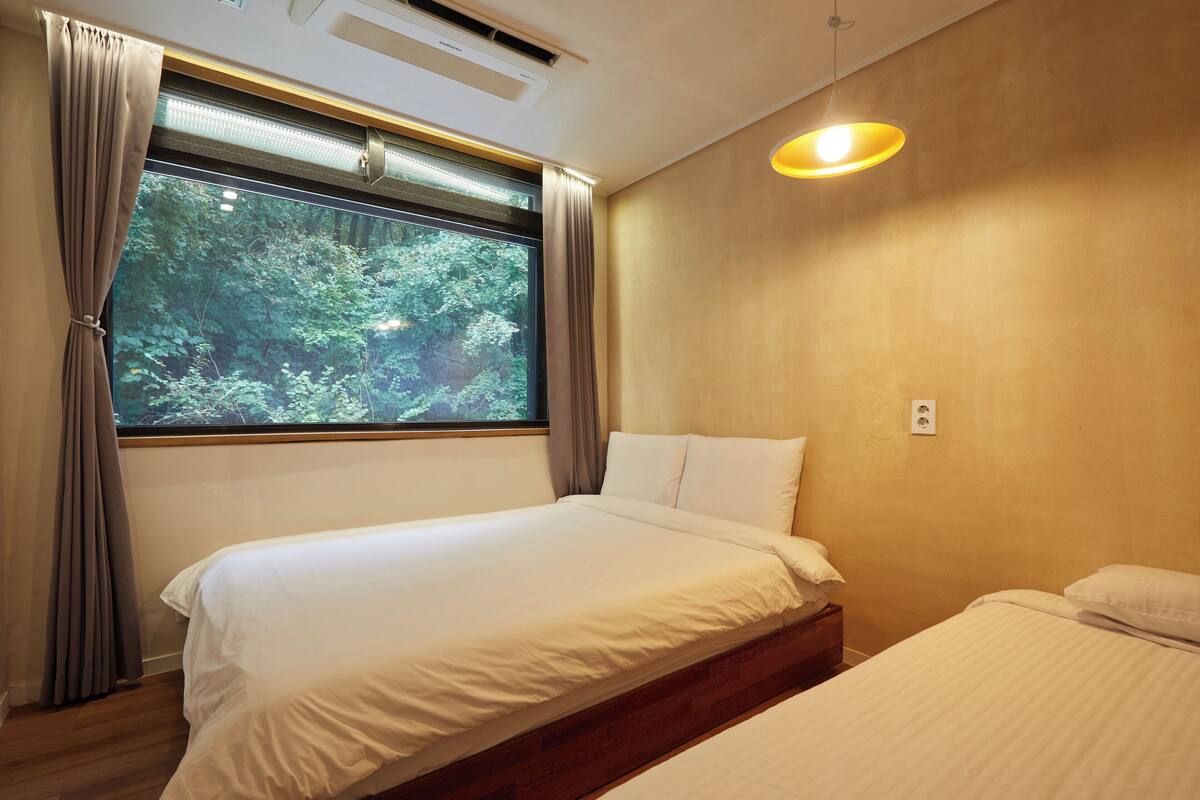 4. Illusion Forest Vacation | Edredons de pluma, cortinas blackout, Wi-Fi de cortesia