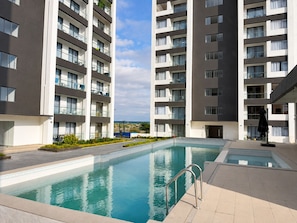 Una piscina al aire libre