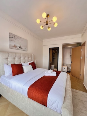 1 dormitorio, tabla de planchar con plancha, wifi y ropa de cama