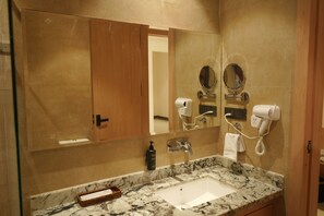 Doppia Superior | Bagno | Doccia, set di cortesia gratuito, asciugamani, sapone