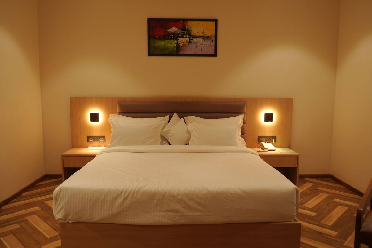 Deluxe Room | Desk, laptop workspace, WiFi (free), bed sheets
