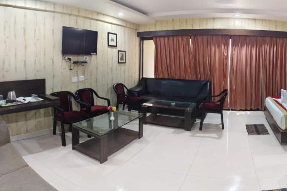 Habitación cuádruple Deluxe, vista a la ciudad | Escritorio y wifi gratis