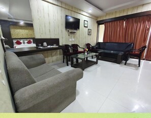 Phòng 4 Deluxe, quang cảnh thành phố | Bàn, truy cập Internet không dây miễn phí 