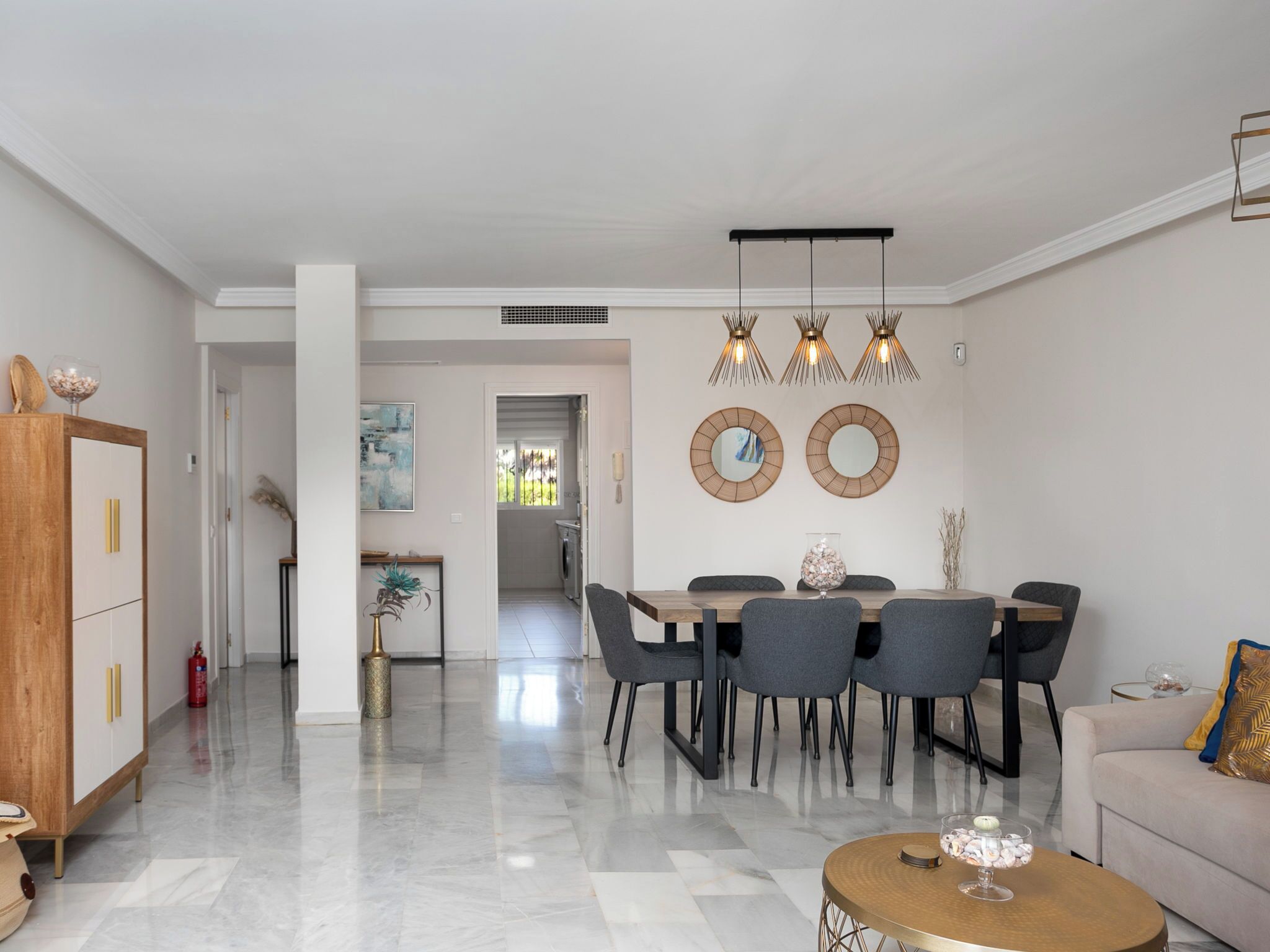 Un salon spacieux comprenant un coin repas, un canapé et une table basse.