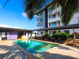 Una piscina al aire libre