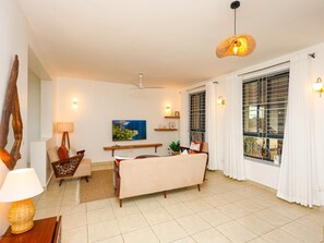 55-inch Smart TV with cable channels, Netflix, first-run films - Diani View Palace Apartment (Ukunda)