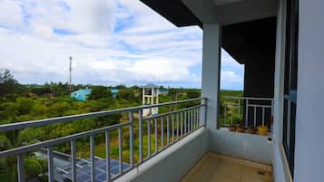 Apartemen Klasik, balkon, pemandangan laut sebagian | Pemandangan dari kamar