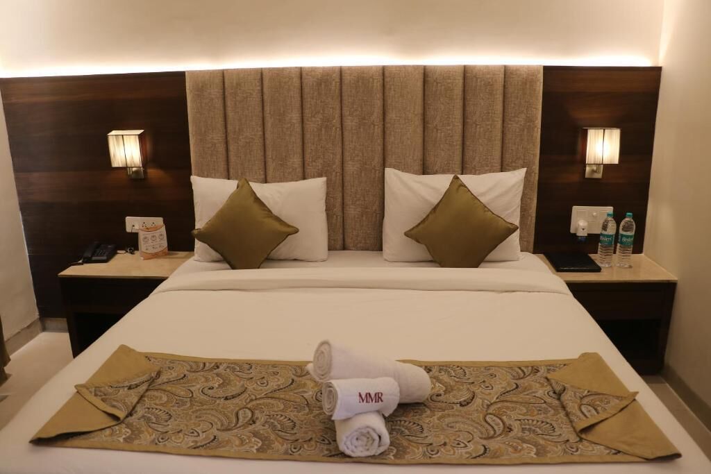 Premium Double Room, Balcony, Garden View | Peti besi dalam bilik, meja, ruang kerja komputer riba 