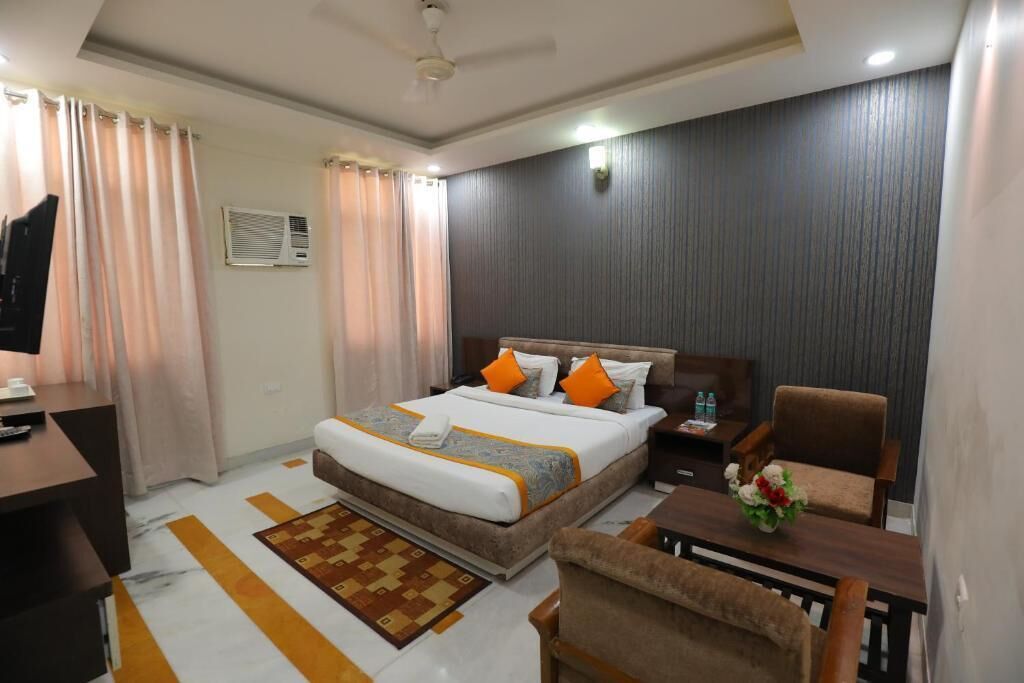 Standard Double Room, Balcony, City View | Peti besi dalam bilik, meja, ruang kerja komputer riba 