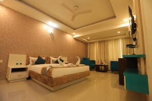 Peti besi dalam bilik, meja, ruang kerja komputer riba 