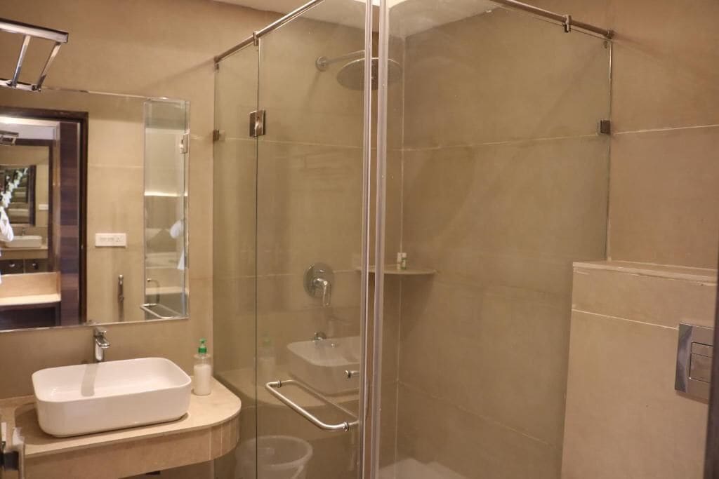 Habitación Premium doble, balcón, vistas al jardín | Baño | Ducha, artículos de higiene personal ecológicos, zapatillas y toallas