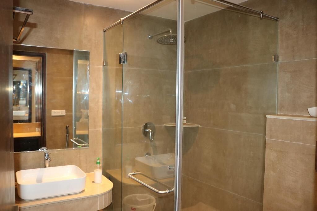Premium Double Room, Balcony, Garden View | Bathroom | Shower, free toiletries, slippers, towels