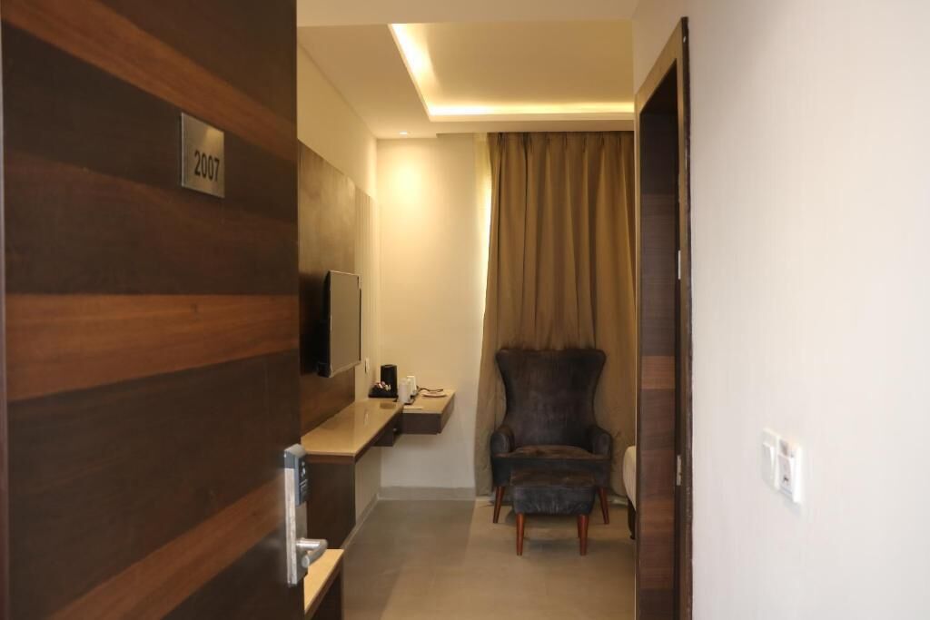 Premium Double Room, Balcony, Garden View | Interior