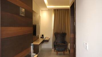 Premium Double Room, Balcony, Garden View | Interior