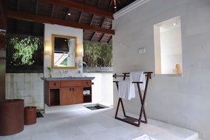 Villa, 6 Schlafzimmer, Meerblick | Badezimmer | Dusche, kostenlose Toilettenartikel, Handtücher, Seife
