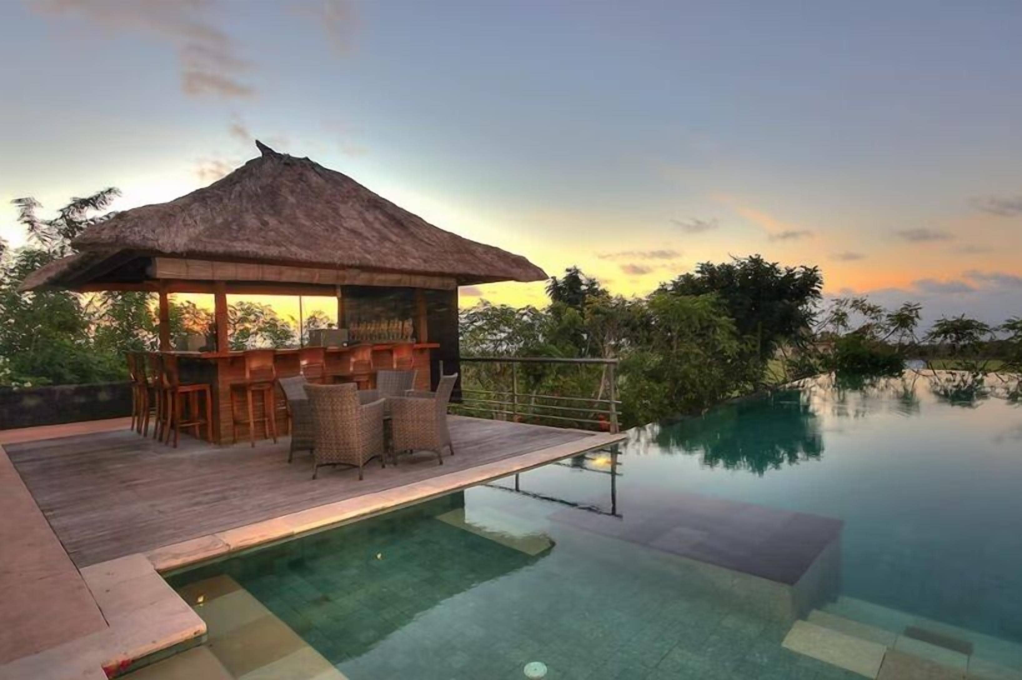2 outdoor pools