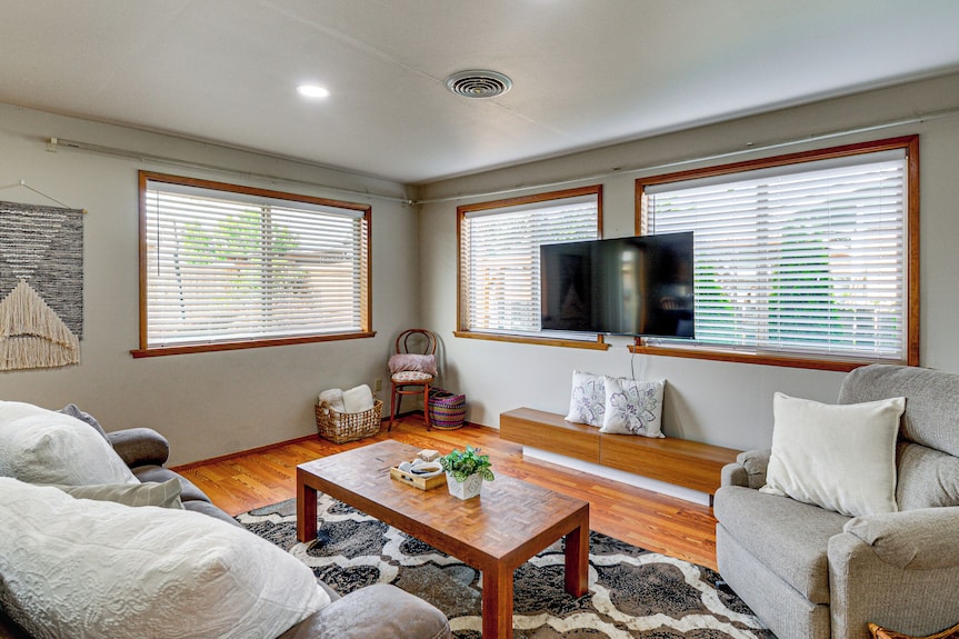 2-unit Family Combo, Walk To Downtown Sequim! - Sequim, WA