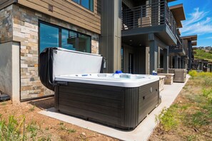 Bañera de hidromasaje al aire libre