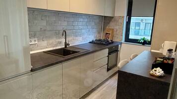 Kaffe- och tebryggare, kylskåp, mikrovågsugn och ugn