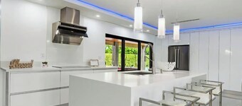 Villa Gaviota: heated rooftop pool & fenced yard