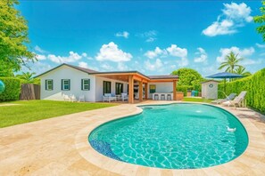 Outdoor pool, a heated pool - Villa Gaviota (Miami)