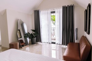 Villa, vista città | Una scrivania, postazione laptop, Wi-Fi gratuito