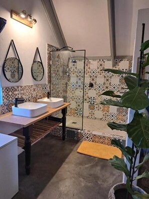 Bathroom - Comfortable accommodation in a tranquil environment (Pretoria)