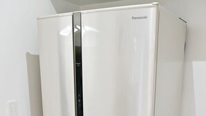 Un réfrigérateur blanc doté d’un écran numérique, d’un compartiment congélateur et d’un tiroir inférieur.