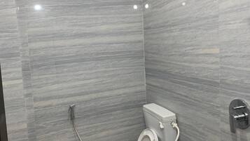 Een douche, handdoeken, zeep, shampoo