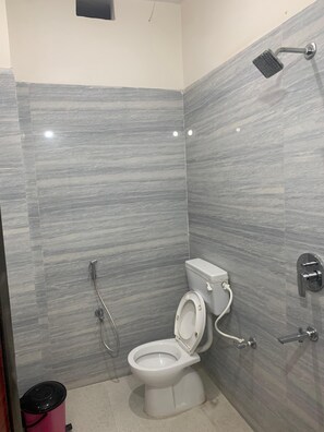 Shower, towels, soap, shampoo - Hotel Mehta Inn (Rajgir)