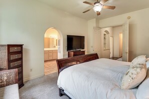 Room - Soak, Hike & Golf: Durango Escape w/ Hot Tub! (Durango)