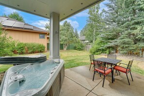 Outdoor dining - Soak, Hike & Golf: Durango Escape w/ Hot Tub! (Durango)