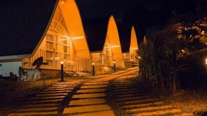 Diversos edificis de formes singulars, amb un camí que hi convergeix.