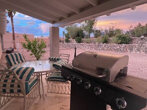 Outdoor dining - Fantastic 3bedroom house w/AC in Lake Havasu City Sunset Haven Downtown district (Lake Havasu City)