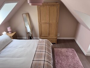 2 slaapkamers, een strijkplank/strijkijzer, gratis wifi, beddengoed