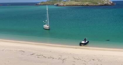 Stones Throw Cottage - Newly renovated Hebridean escape near the Calanais Stones