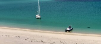Stones Throw Cottage - Newly renovated Hebridean escape near the Calanais Stones