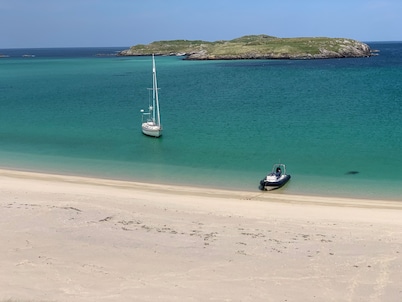 Stones Throw Cottage - Newly renovated Hebridean escape near the Calanais Stones